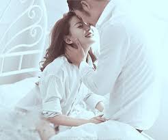 Nghệ thuật níu giữ tình cảm luôn mặn nồng của vợ chồng lâu năm.