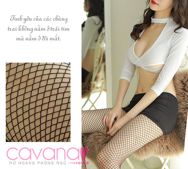 Điểm nhấn trang phục là những đường cut - out táo bạo