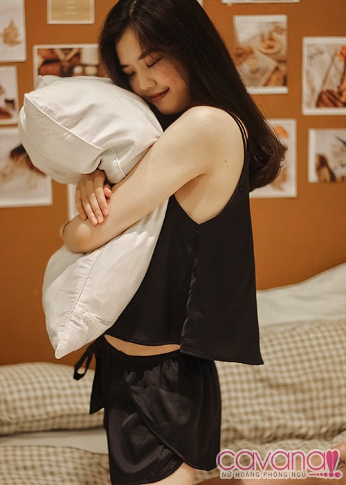 Đồ ngủ lụa Ánh nắng của anh - đen Đồ ngủ lụa Ánh nắng của anh - đen